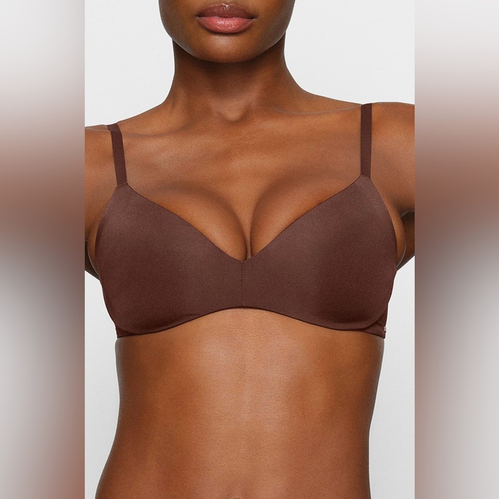 Skims wireless form push up bra, new with tags, color: bronze, size 30b